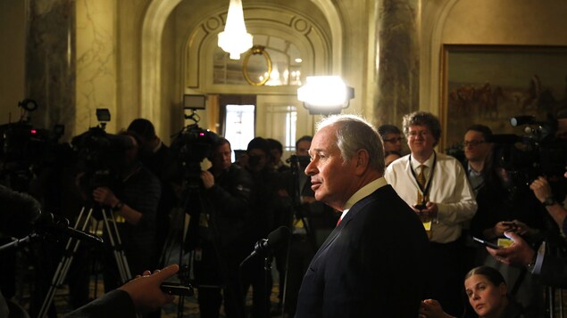 Steven Schwarzman, conseiller économique du président Trump, a répondu aux questions de la presse après avoir rencontré le Cabinet Trudeau à l'hôtel Fairmont Palliser de Calgary. Steven Schwarzman, conseiller économique du président Trump, a répondu aux questions de la presse après avoir rencontré le Cabinet Trudeau à l'hôtel Fairmont Palliser de Calgary.