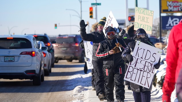 Des enseignants font la grève à Saskatoon, en Saskatchewan, le 16 janvier 2024.