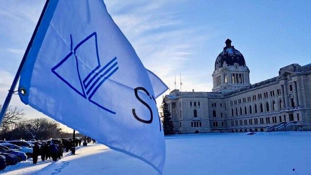 Le drapeau de la STF devant l'Assemblée législative à Regina. 