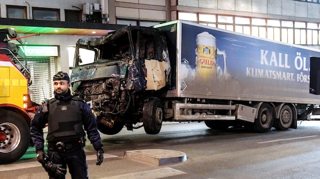 Le camion au cœur de l'attaque à Stockholm est déplacé. Le camion au cœur de l'attaque à Stockholm est déplacé.