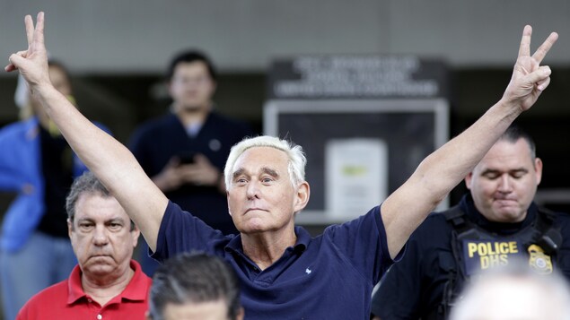 Roger Stone fait avec ses mains le signe de la victoire.