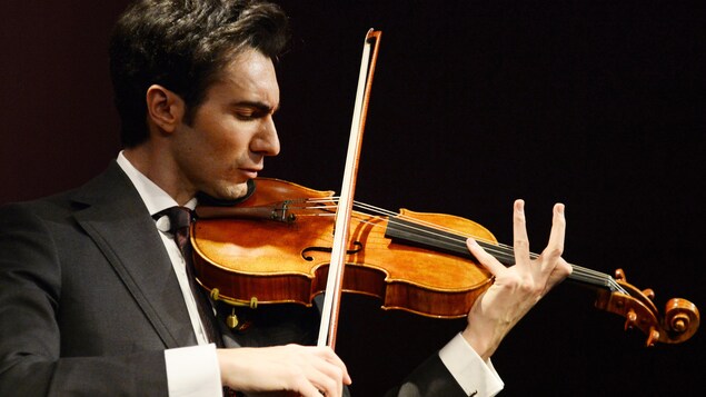 Le violoniste américain David Aaron Carpenter joue d'un Stradivarius fabriqué en 1719 et mis aux enchères en 2014 à New York