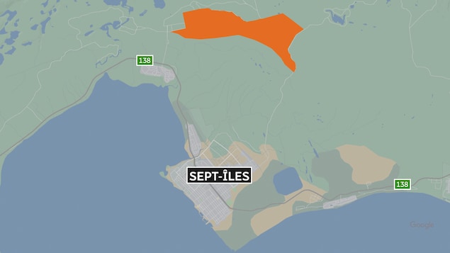 Une carte montre Sept-Îles et une grosse zone orange au Nord de Sept-Îles. 