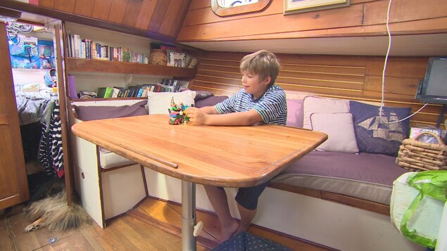 Strummer Nuttall Sloane joue à l'intérieur du bateau, qui mesure une quinzaine de mètres de longueur. Strummer Nuttall Sloane joue à l'intérieur du bateau, qui mesure une quinzaine de mètres de longueur.