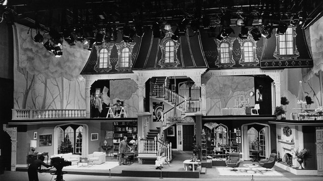 Décor d'une riche maison sur la scène du studio 42. Un caméraman filme les comédiens qui jouent dans le décor. Décor d'une riche maison sur la scène du studio 42. Un caméraman filme les comédiens qui jouent dans le décor.