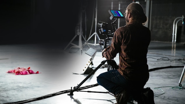 Un opérateur de caméra au travail dans un studio de tournage, au Calgary Film Center.