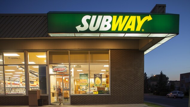 Une enseigne lumineuse de Subway.