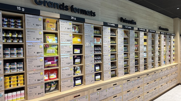 Des produits préroulés  et d'autres concentrés dans un présentoir de la SQDC d'Amos.