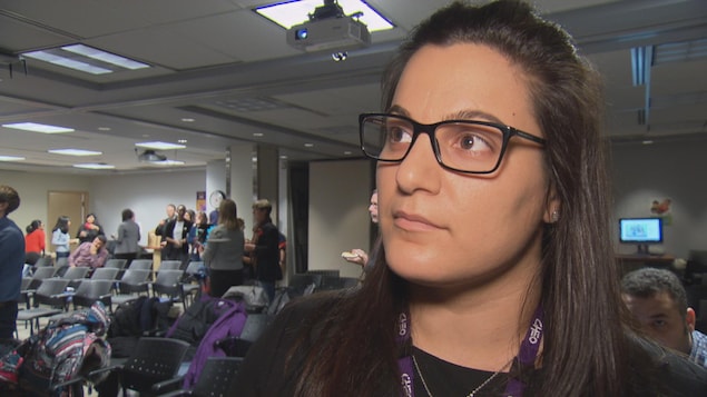 La jeune femme est interviewée dans une salle de l'Hôpital La jeune femme est interviewée dans une salle de l'Hôpital