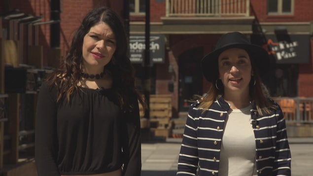 Deux jeunes femmes en entrevue dans le Vieux-Hull. Deux jeunes femmes en entrevue dans le Vieux-Hull.