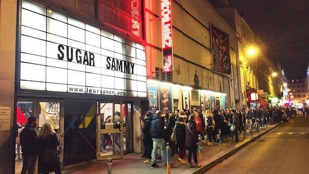 Les spectateurs attendent devant la salle de l'Européen, avant une représentation de Sugar Sammy. Les spectateurs attendent devant la salle de l'Européen, avant une représentation de Sugar Sammy.