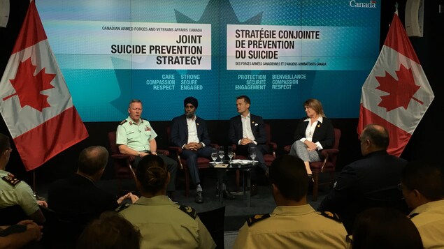 De gauche à droite : le général Jonathan Vance, chef d’état-major de la Défense, le ministre de la Défense Harjit S. Sajjan, le ministre des Anciens Combattants et ministre associé de la Défense nationale Seamus O'Regan, et la secrétaire parlementaire du ministre des Anciens Combattants Sherry Romanado.