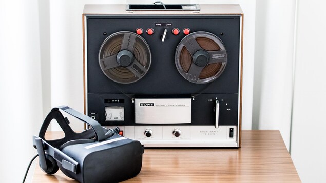 Un magnétophone et des lunettes de réalité virtuelle Un magnétophone et des lunettes de réalité virtuelle