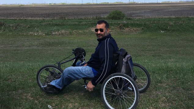 Sukhjit Johal sur son tricycle personnalisé
