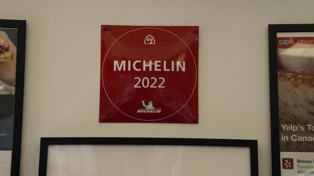 Une plaque rouge sur laquelle on peut lire Michelin 2022.