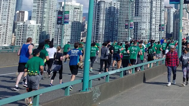 Des coureurs du Sun Run sur le pont Cambie à Vancouver