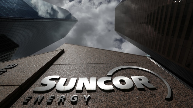 Le logo de la société Suncor Energy sur son siège social, à Calgary.