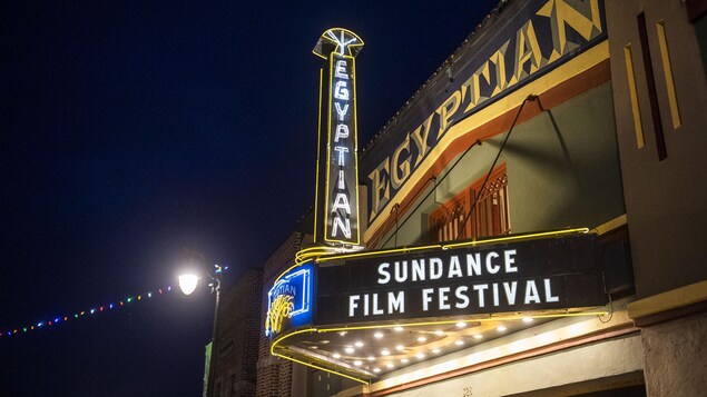 Sur une marquise d'un petit cinéma, on peut lire « Sundance Film Festival ».