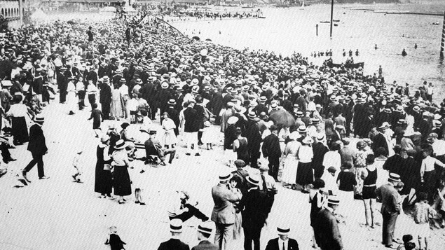 Une foule immense sur la page dans les années 1920