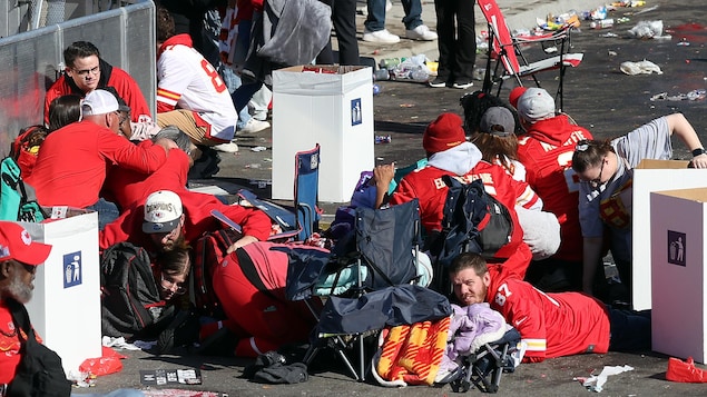  Des personnes se mettent à l'abri lors d'une fusillade à Union Station pendant la parade de victoire des Kansas City Chiefs lors du Super Bowl, le 14 février 2024 à Kansas City, dans le Missouri.