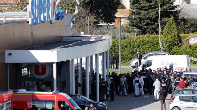 Une foule de policiers devant l'épicerie attaquée par un terroristes à Trèbes, en France. Une foule de policiers devant l'épicerie attaquée par un terroristes à Trèbes, en France.