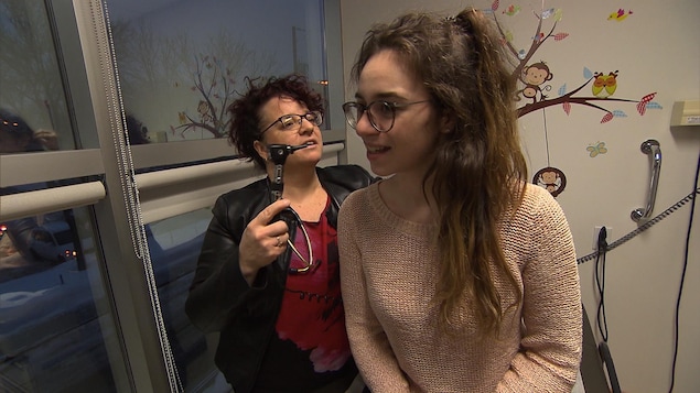 une superinfirmière ausculte une patiente