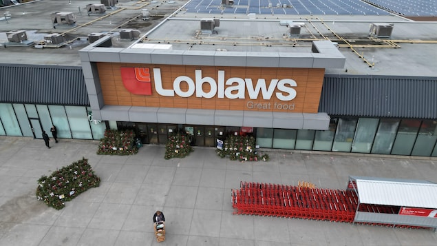 Une image aérienne prise par drone de commerces de détail et d'une épicerie Loblaws à Leslieville, à Toronto.