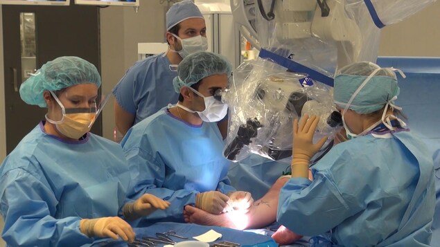 Une première au CHUM, la supermicrochirurgie