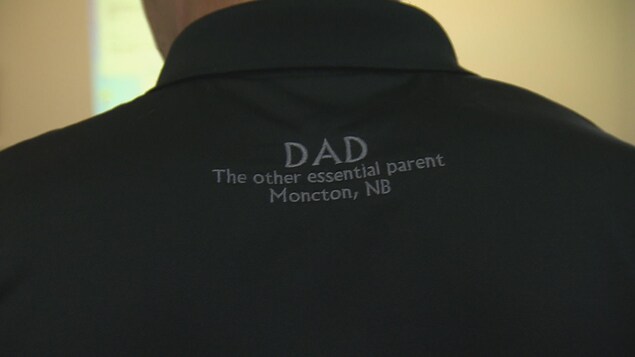 Un chandail à l'effigie du groupe Support for Dads Un chandail à l'effigie du groupe Support for Dads