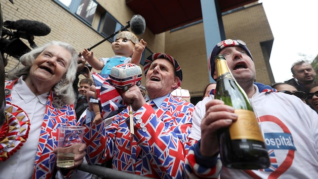 Des partisans de la monarchie britannique. Des partisans de la monarchie britannique.