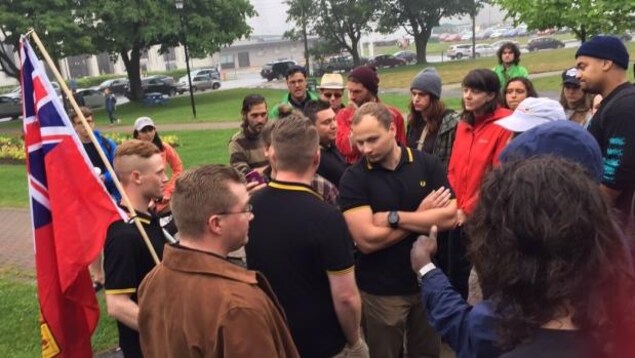 Les hommes habillés en noir et en jaune s'identifient au groupe Proud Boys, lié aux mouvements suprémacistes.