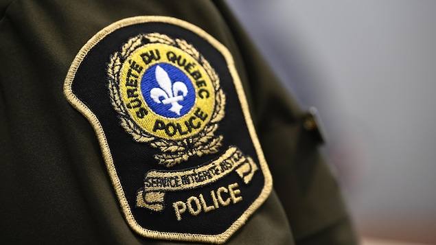 L'écusson de la Sûreté du Québec photographié lors d'une conférence de presse, à Québec.