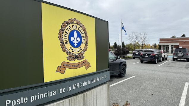 L'affiche de la Sûreté du Québec indiquant Poste principal de la MRC de la Vallée-de-l'Or.