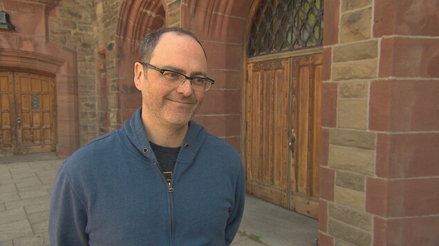Jean Surette en entrevue devant l'ancienne école Moncton High Jean Surette en entrevue devant l'ancienne école Moncton High
