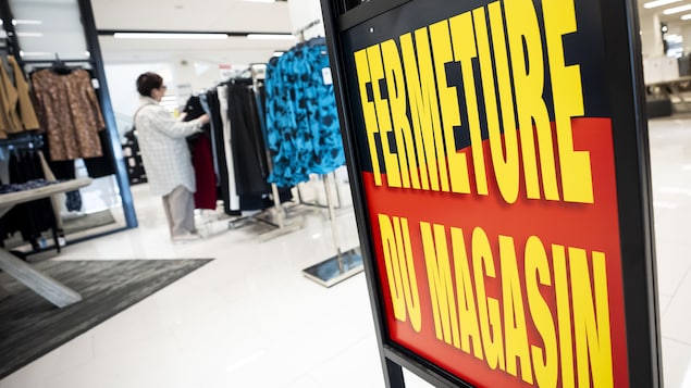 Un magasin à Longueil avec une annonce de fermeture.