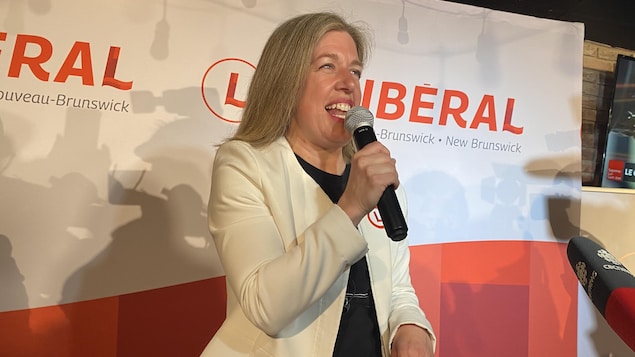 Susan Holt souriante après sa victoire.