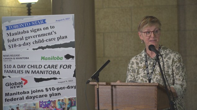 Susan Prentice lors d'une conférence de presse au Palais législatif du Manitoba, le 30 novembre 2022.