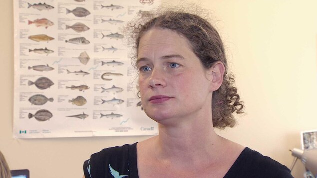 Susanna Fuller devant une affiche sur les poissons. Susanna Fuller devant une affiche sur les poissons.
