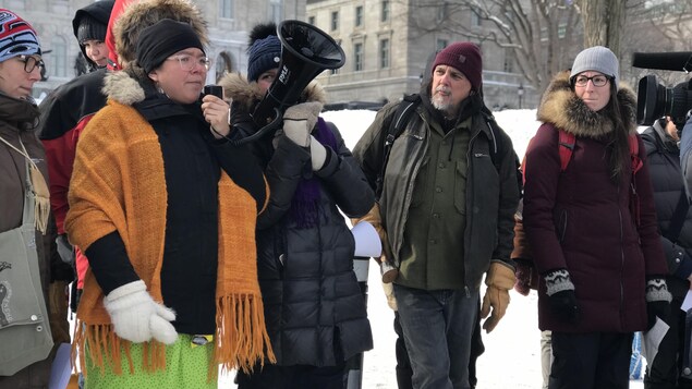 Sushan Bacon était entourée d'une centaine de manifestants en soutien à Wet'suwet'en, samedi.