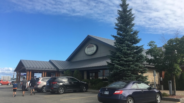Le suspect a été arrêté dans le stationnement du restaurant La Porte de la Mauricie, en bordure de l'autoroute 40, près de Yamachiche. Le suspect a été arrêté dans le stationnement du restaurant La Porte de la Mauricie, en bordure de l'autoroute 40, près de Yamachiche.