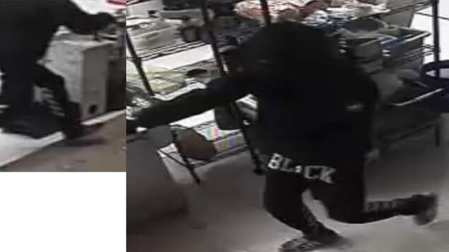 Le mot « BLACK » est inscrit sur le pantalon d'un des suspects.