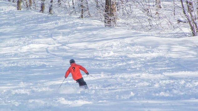 Un skieur dévale les pentes du Mont Sutton suite a la tempête du 14 mars. Il est tombé 106 cm de neige, c'est un record!