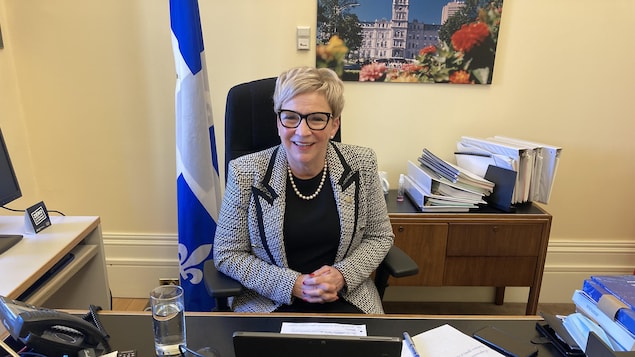 Suzanne Blais assise dans son bureau de Québec.