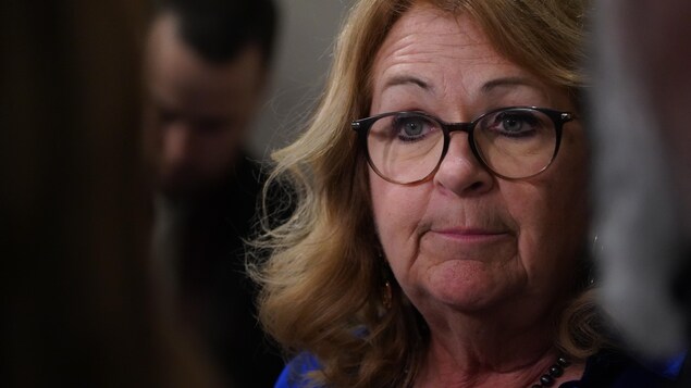 La ministre Suzanne Roy en mêlée de presse.