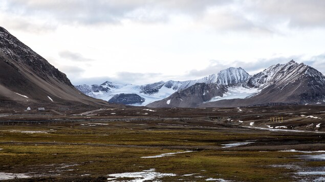 Une couche de neige recouvre les sommets de la montagne Broggerdalen, à Svalbard, en Norvège. 