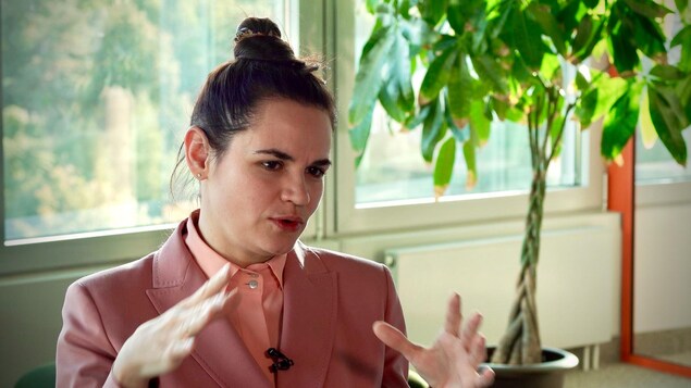 Svetlana Tikhanovskaya répond aux questions.