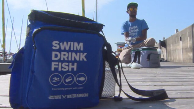 Le groupe Swim Drink Fish mesure la qualité de l'eau sur les rives du lac Ontario. Le groupe Swim Drink Fish mesure la qualité de l'eau sur les rives du lac Ontario.