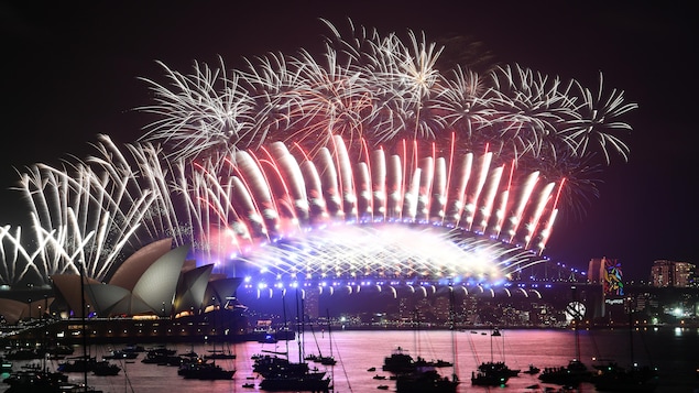 Des feux d'artifice ont illuminé le ciel de Sydney au-dessus de son fameux opéra. Des feux d'artifice ont illuminé le ciel de Sydney au-dessus de son fameux opéra.