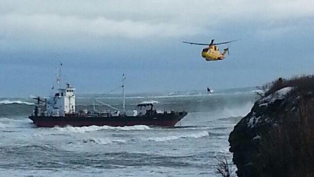 Un hélicoptère survole le pétrolier immobilisé
