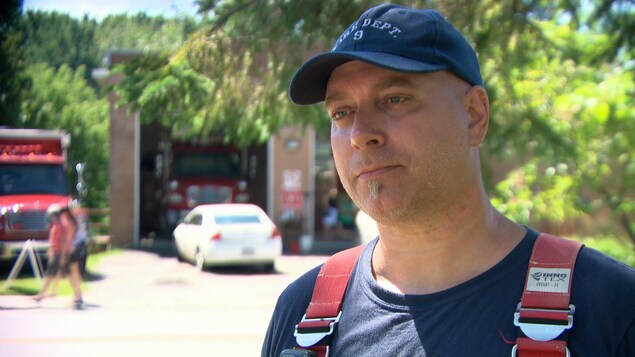 Sylvain Bourgeois, du Service d'incendie de Montebello, répond aux questions d'une journaliste devant une caserne. Sylvain Bourgeois, du Service d'incendie de Montebello, répond aux questions d'une journaliste devant une caserne.